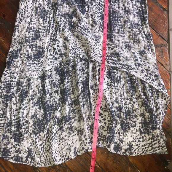 Express 🐾 Animal Print High Low White Gray 100% Rayon Dress Size Medium - Picture 8 of 8
